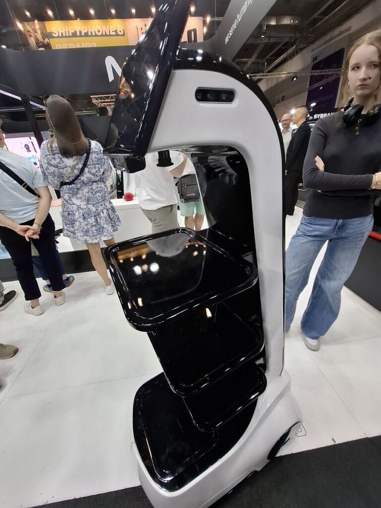 Der Neura Serviceroboter kann das Bier servieren (Foto: Computer.de)