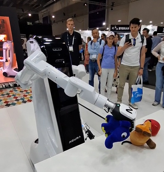Neura Roboter beim aufräumen der Kinderspielzeuge (Foto: Computer.de)
