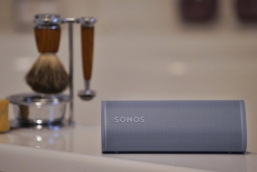 Sonos Smooth kompakten Bluetooth-/WLAN-Lautsprechers im Badezimmer 
