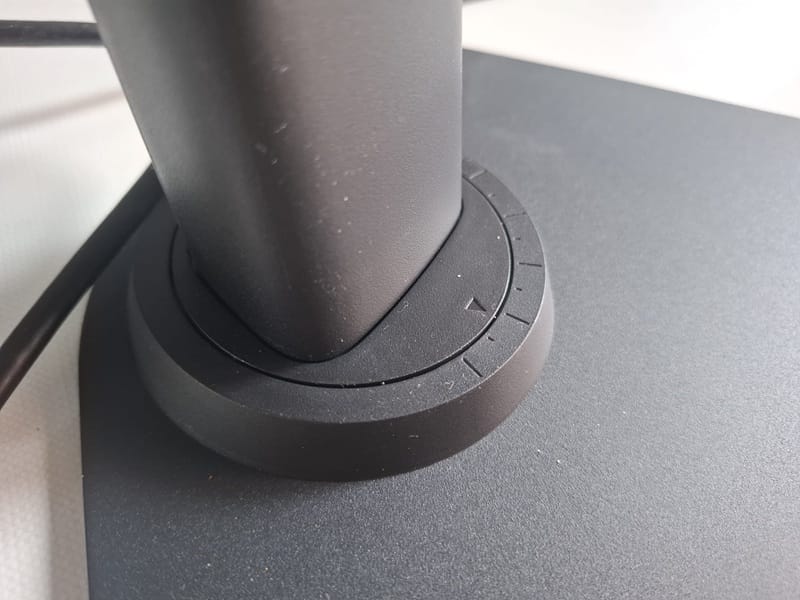 Der Titan Army Monitor ist drehbar und höhenverstellbar