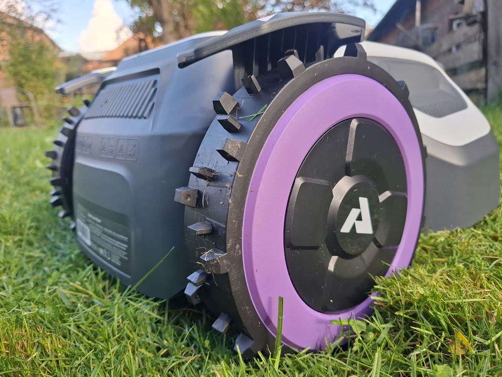 Anthbot-M5-Raeder-kommen-ueberall-durch
