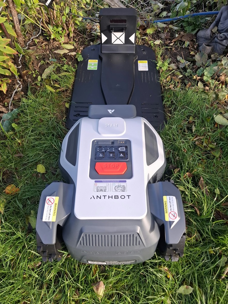 Anthbot-M5-faehrt-in-die-Ladestation