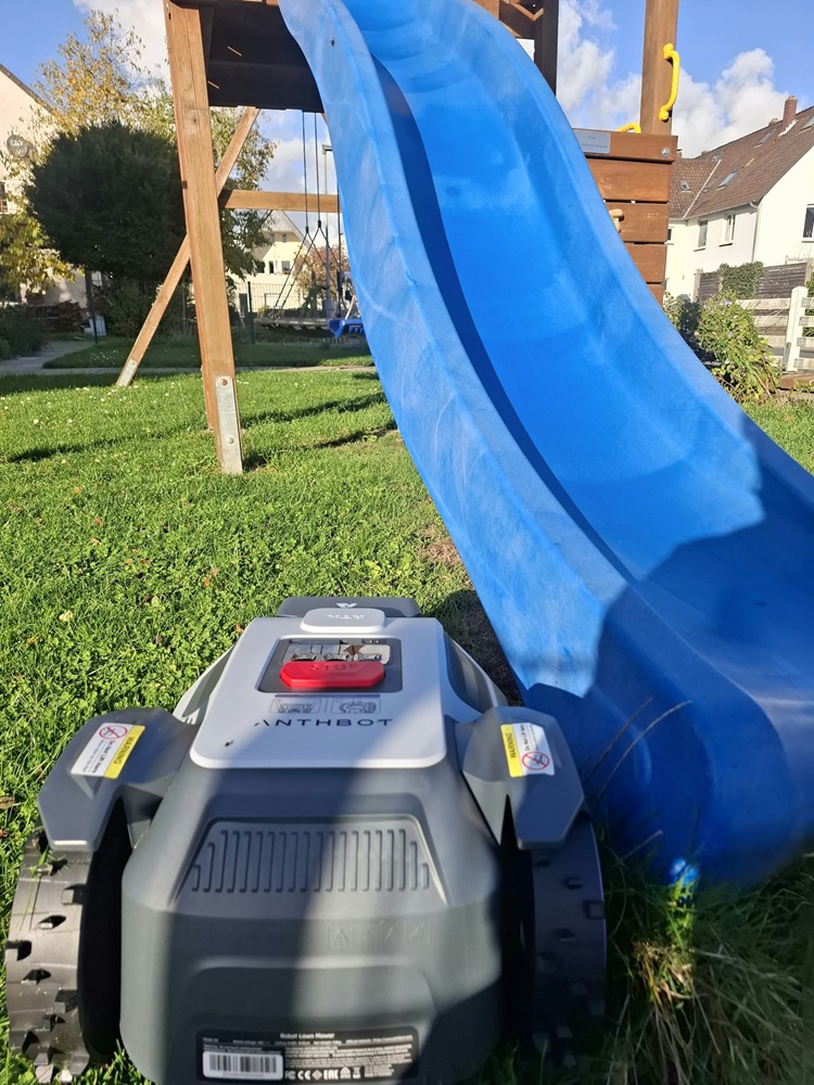 Der Anthbot M5 weicht einer Kinderrutsche aus