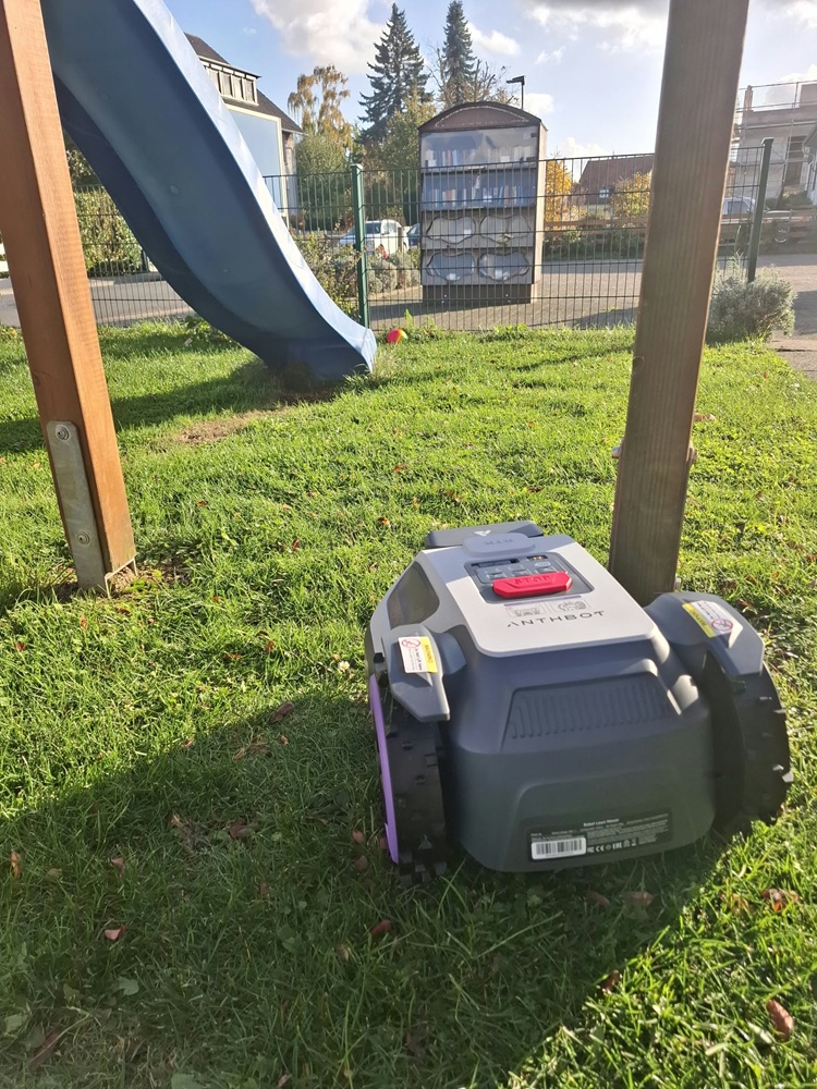 Der Anthbot M5 weicht einem Hinderniss aus